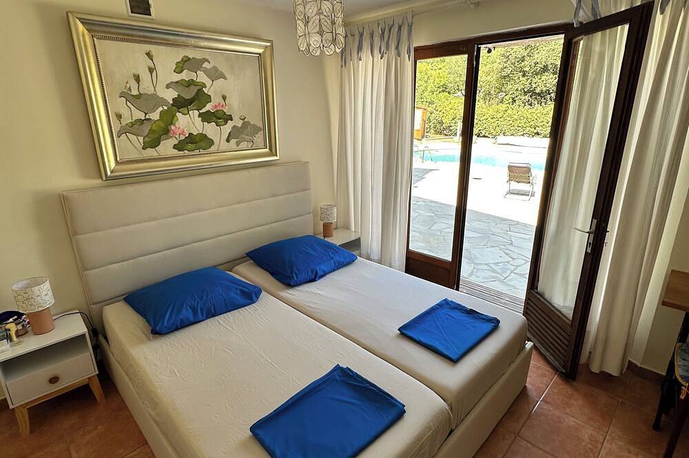 Bleu Azur villa, close to Esterel beaches, Cannes and Nice, and the pre-Alps. in Seillans, Draguignan region