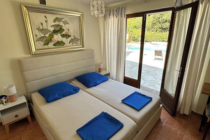 Bleu Azur villa, close to Esterel beaches, Cannes and Nice, and the pre-Alps. in Seillans, Draguignan region