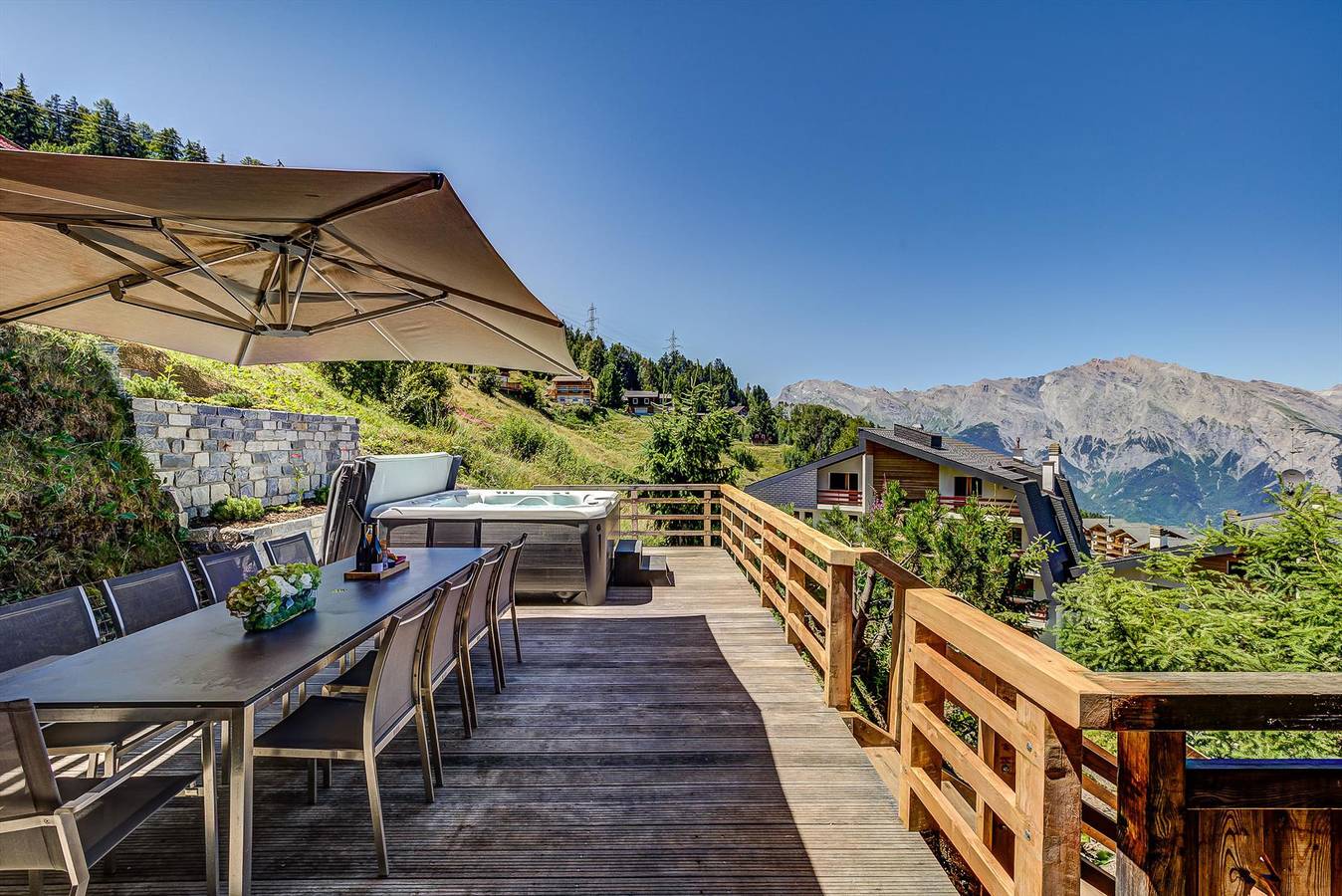Chalet le Grand Ours - Jacuzzi Sauna Views Ski-In Ski-Out in La Tzoumaz, Riddes