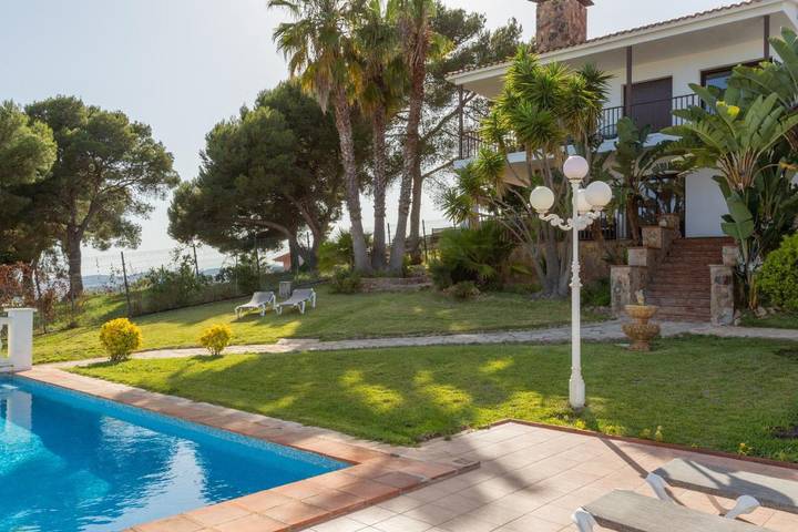 Casa rural para 10 personas, con Balcón y Terraza además de Jardín y Piscina en Santa Susana