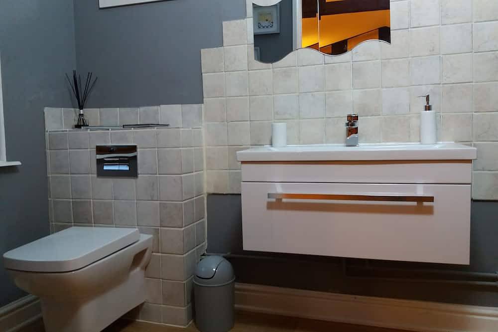 Found at the foot of Roundway Hill with it's own secluded garden. Pet friendly. in Wiltshire