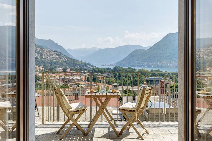 Ferienhaus für 10 Personen, mit Balkon und Garten sowie Sauna und Seeblick in Como