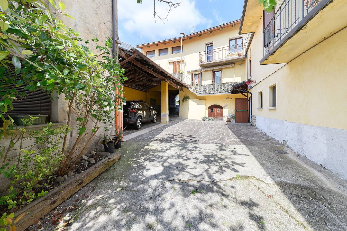 Appartamento intero, Appartamento Borgo con vista montagna, Wi-Fi e aria condizionata in San Felice del Benaco, Prealpi Gardesane