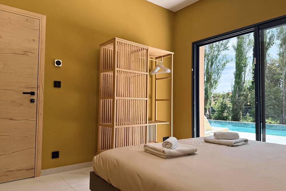 Contemporary villa for 10 guests with heated pool, gym & sauna in Sérignan-du-Comtat, Vaucluse