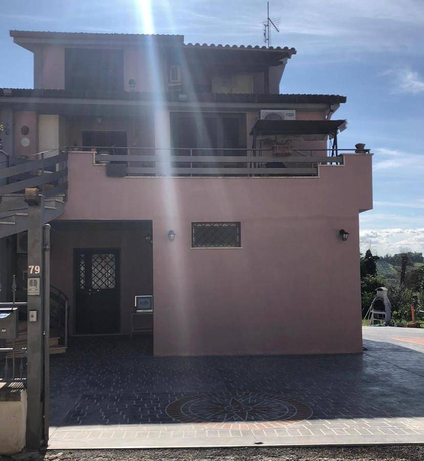 Triple Room with Private Bathroom in Monterotondo, Province de Rome
