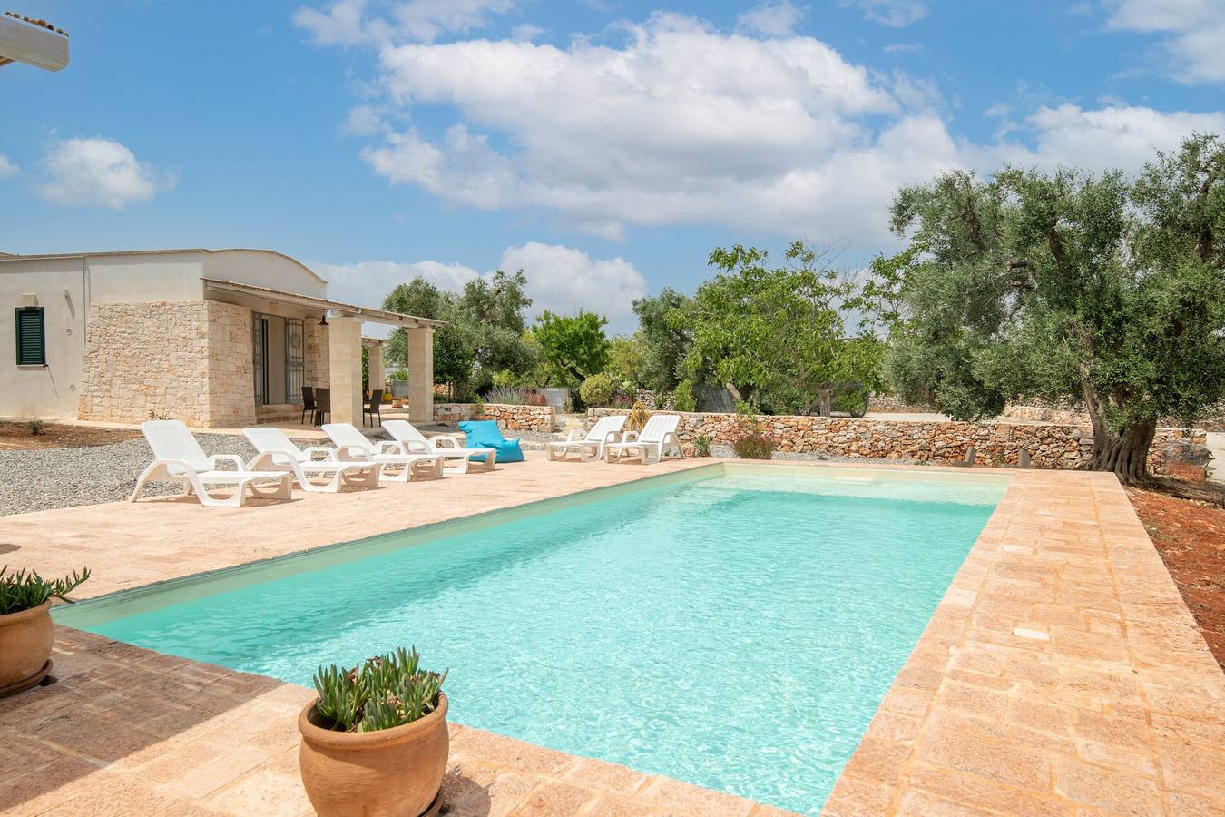 Suite met zwembad in Ostuni tussen de olijfbomen in Ostuni, Salento