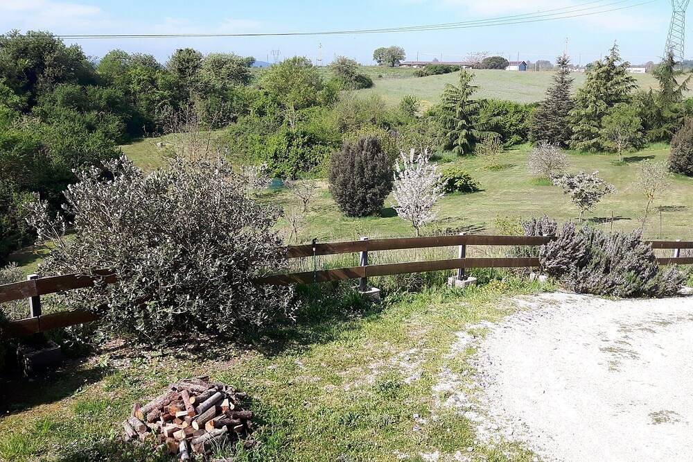 Entire apartment, Comfortable mini-apartment surrounded by the greenery of a large garden. in Bracciano, Lake Bracciano