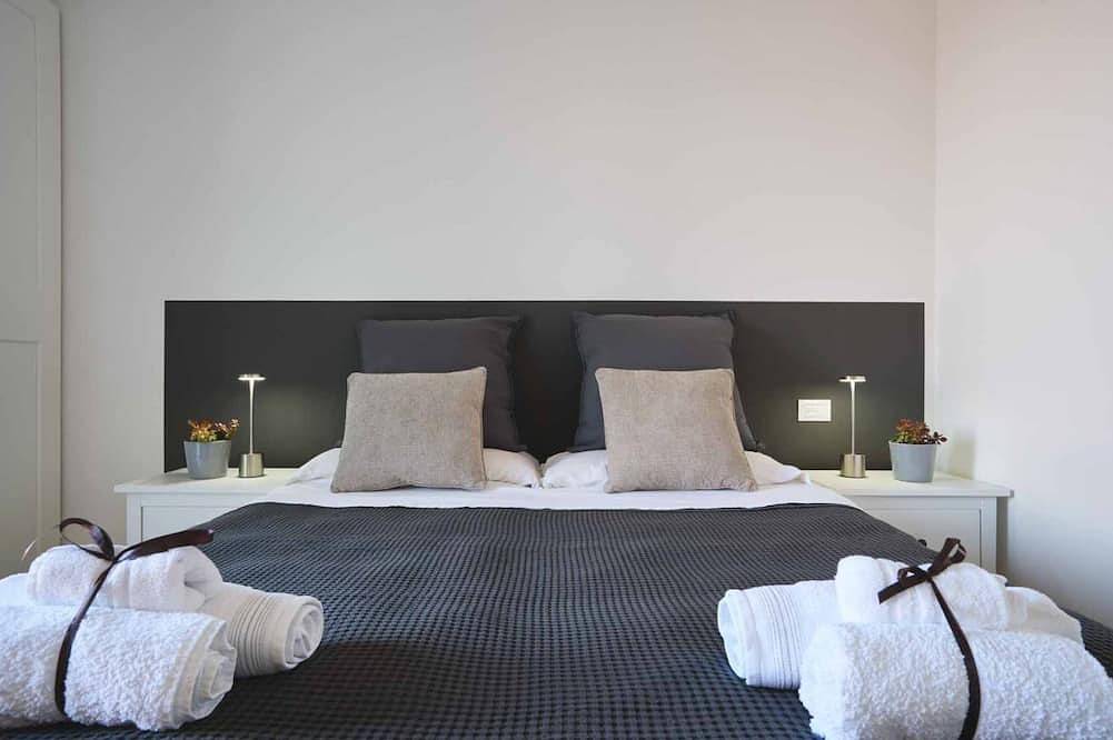 Entire apartment, Luxury Apartment is an exclusive residence located in the upper part of Portovenere, designed for guests seeking elegance, comfort, and relaxation. The refined interiors, enhanced by underfloor heating and air conditioning throughout the property, create in Spiaggia dell'Olivo, Porto Venere Municipality