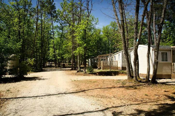 Camping pour 10 personnes, avec terrasse et piscine, animaux acceptés dans le Lot - 2