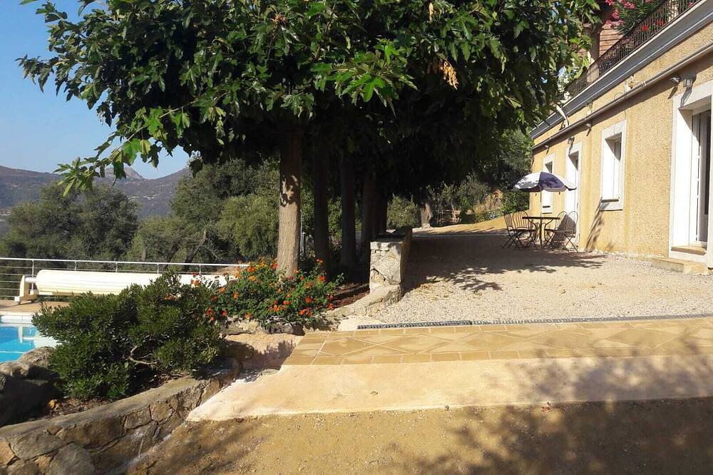Appartement entier, Ground floor in property with swimming pool in maquis 5 min  Ile Rousse 2 pers in Corbara, Région de Calvi