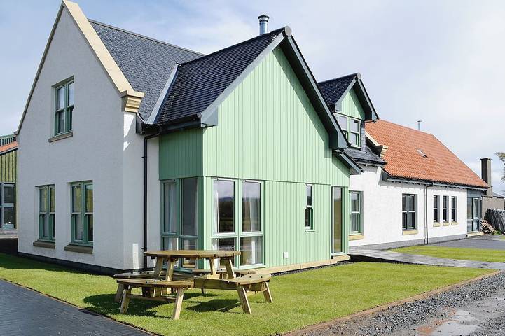 Log cabin for 6 people, with garden, with pets in Falkirk