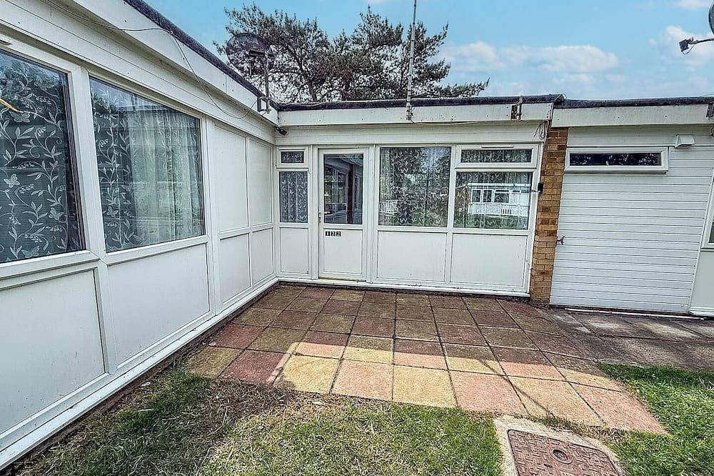 Superb chalet in nearby Hemsby Beach in Norfolk with free Wifi ref 00122Ba in Hemsby, Great Yarmouth