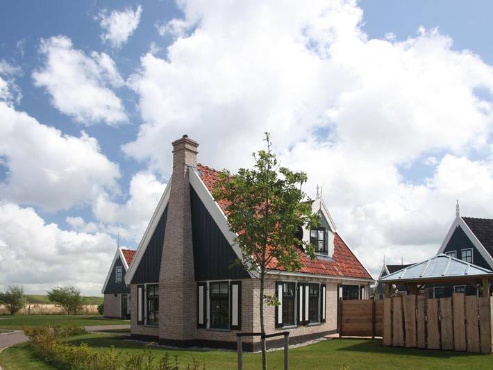 Vakantiehuis voor 6 personen, with Whirlpool and Terras as well as Tuin and Sauna in Hippolytushoef