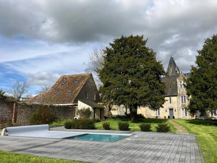Cottage pour 12 personnes, avec jardin ainsi que piscine et sauna à Coulans-sur-Gée