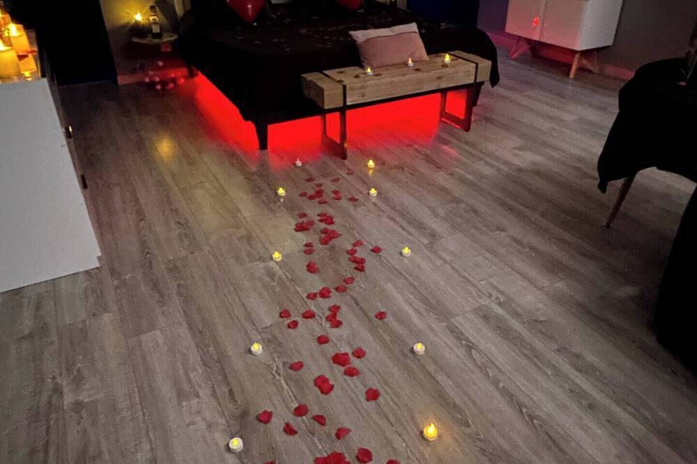 Ganze Wohnung, Romantic room for a romantic getaway in the Gard region of France in Sernhac, Nimes und Umgebung