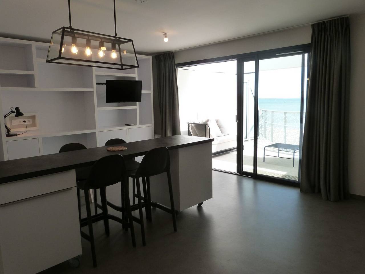 Apartamento entero, Apartamento de lujo 4 pers, frente al mar, balcón, piscina, admite mascotas, parking, Wifi in La Tranche-sur-Mer, Vandea