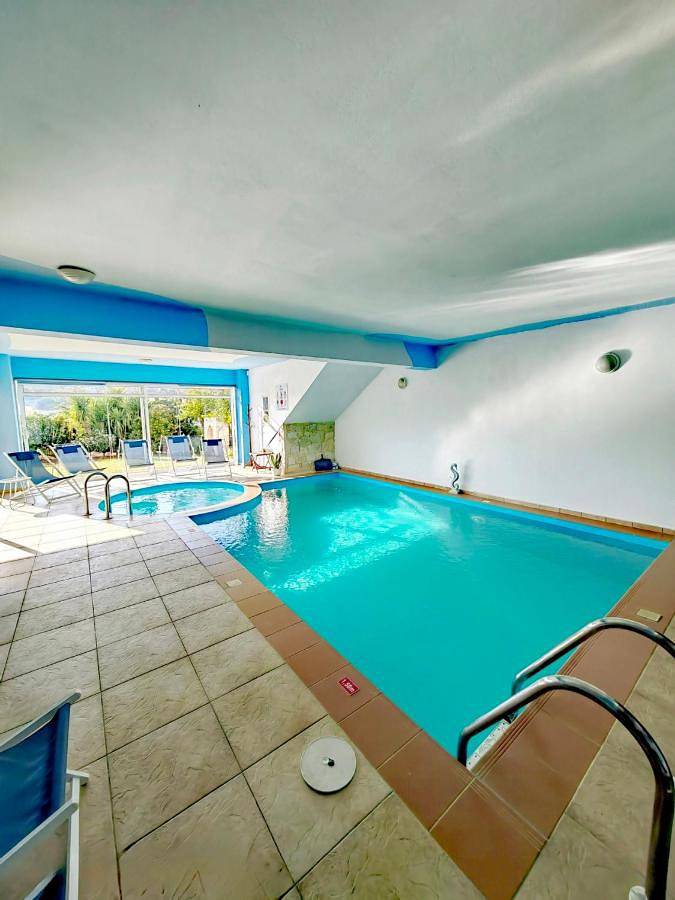 Villa für 12 Personen, mit Balkon und Whirlpool sowie Terrasse und Garten