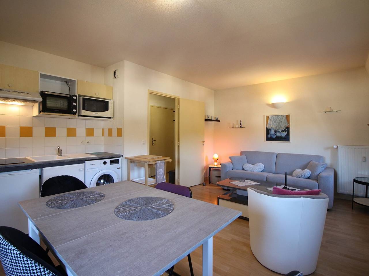 Appartement entier, Appartement T2 au centre avec vue, animaux admis, parking in La Bourboule, Parc naturel régional des Volcans d'Auvergne