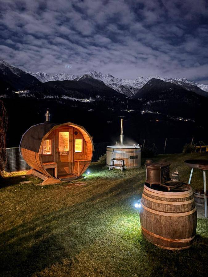 Location de vacances pour 2 personnes, avec jacuzzi et jardin ainsi que sauna et piscine à Teglio