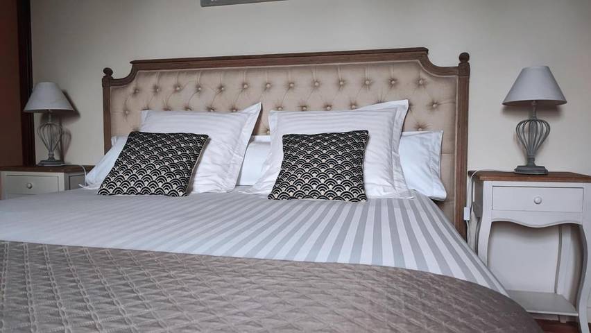 Location de vacances pour 2 personnes, avec terrasse ainsi que jardin et piscine à Champagné-les-Marais - 2