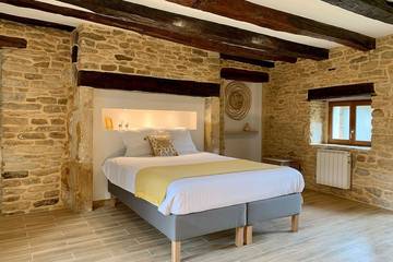 Gîte pour 10 personnes, avec piscine ainsi que terrasse et jardin à La Chapelle-Aubareil