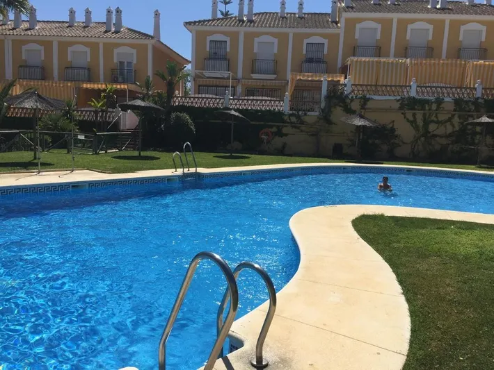 Casa de vacaciones para 8 personas, con vistas además de jardín y piscina - 1