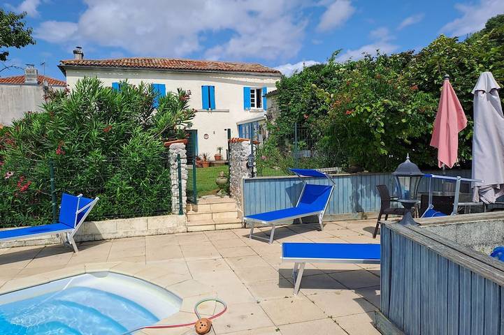 Gîte pour 8 personnes, avec jardin à Saint-Georges-Antignac