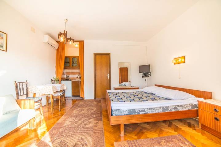 Ganze Wohnung, Studio Apartment Antic A2 mit Terrasse in Selce in Selce, Primorje-Gorski Kotar