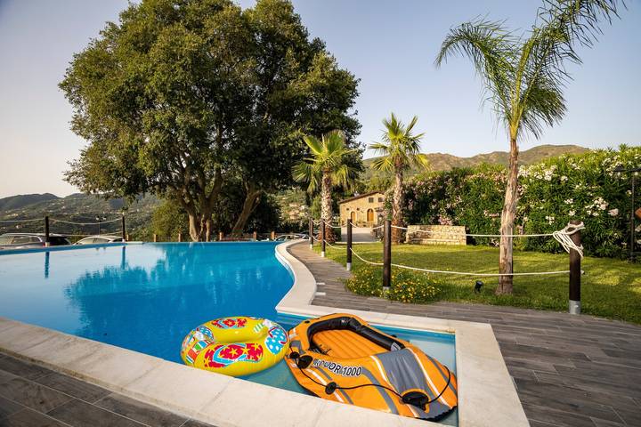 Appartamento per 12 persone, con Balcone e Giardino a San Piero Patti