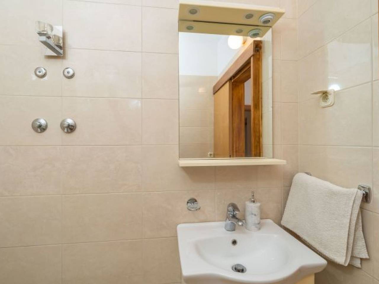 Ganze Wohnung, Beachfront Apartment house Hon with pool in Dubrovnik-Neretva
