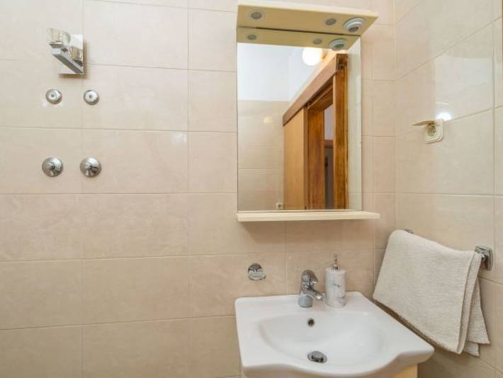 Ganze Wohnung, Beachfront Apartment house Hon with pool in Dubrovnik-Neretva