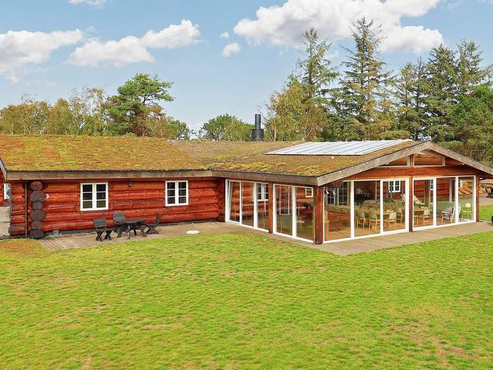 Ferieudlejning for 24 personer, med pool og terrasse såvel som balkon/terrasse og sauna, husdyr tilladt på Læsø