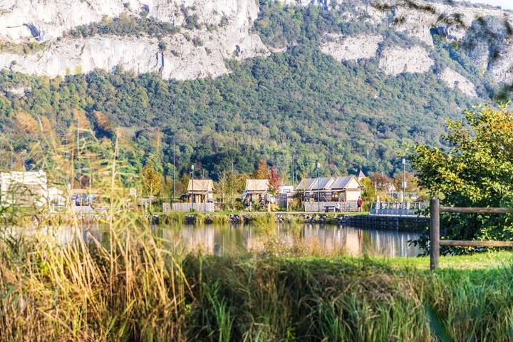 Location de vacances pour 2 personnes, avec Terrasse ainsi que Jardin et Vue à Virignin
