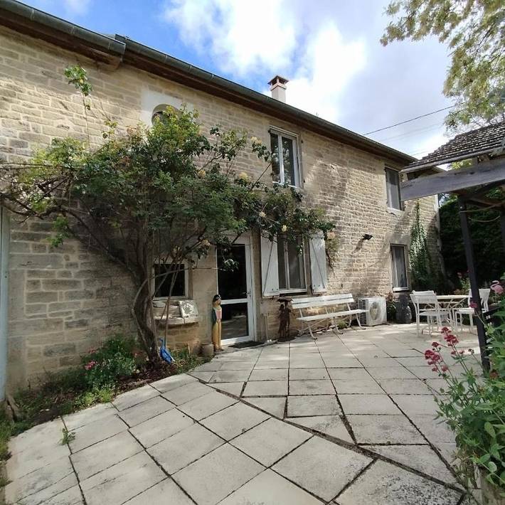 Gîte pour 10 personnes, avec vue et terrasse, animaux acceptés à Confracourt