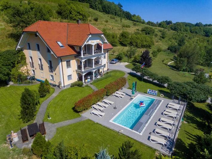 Ferienwohnung für 7 Personen, mit Terrasse und Garten sowie Pool und Ausblick in Untere Save-Gegend