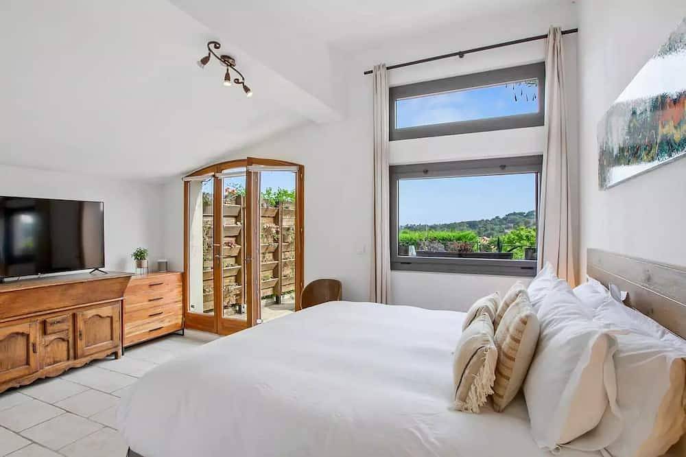 Modern Villa with Sea Views within Walking Distance to Biot Village in Biot, Cannes region