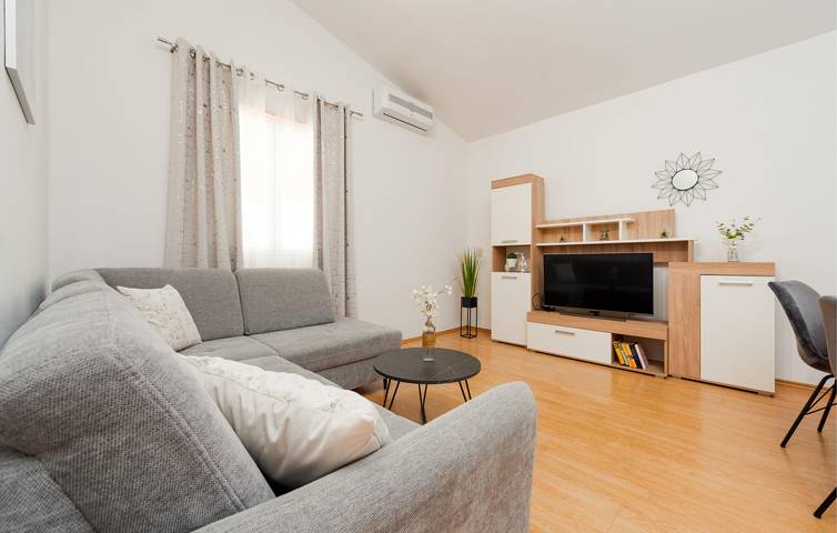 Ganze Ferienwohnung, Gemütliche Wohnung mit WLAN und Terrasse, 1 km von der Küste entfernt in Novigradsko More, Zadar