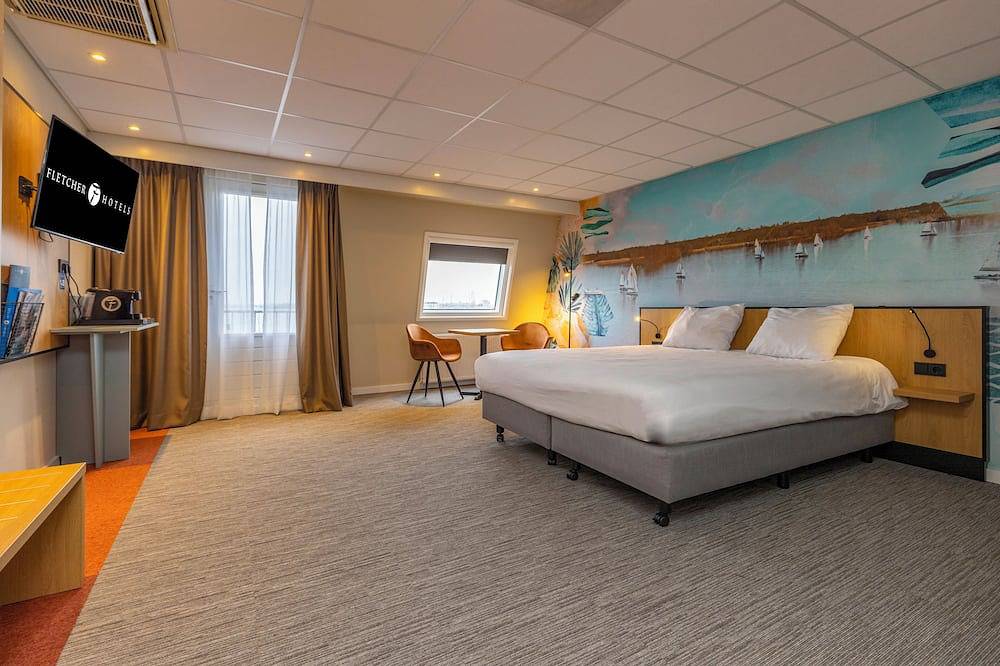 Waterfront Hotel Featuring Private Marina, Hiking Routes and Elegant Dining in Loosdrecht, Groene Hart