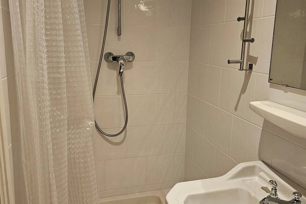 Poolhouse with Private Pool, Winter Garden & Garden – near Versailles & Paris in Neauphle-le-Château, Yvelines