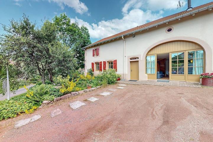 Location de vacances pour 12 personnes, avec terrasse et jardin à Taintrux