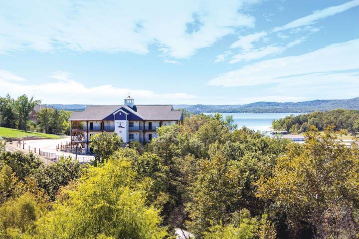 Vacation rental for 4 people, with pool and balcony in Table Rock Lake