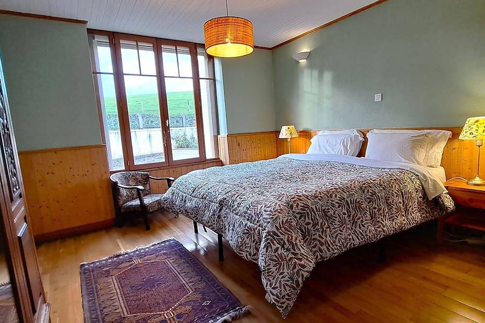 Maison de campagne française élégante avec piscine et espace extérieur. in Chanoz-Châtenay, Région de Bourg-en-Bresse