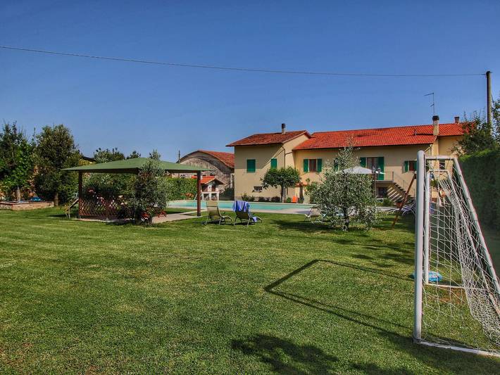 Agriturismo per 6 persone, con Terrazza e Giardino nonché Piscina a Castiglion Fiorentino