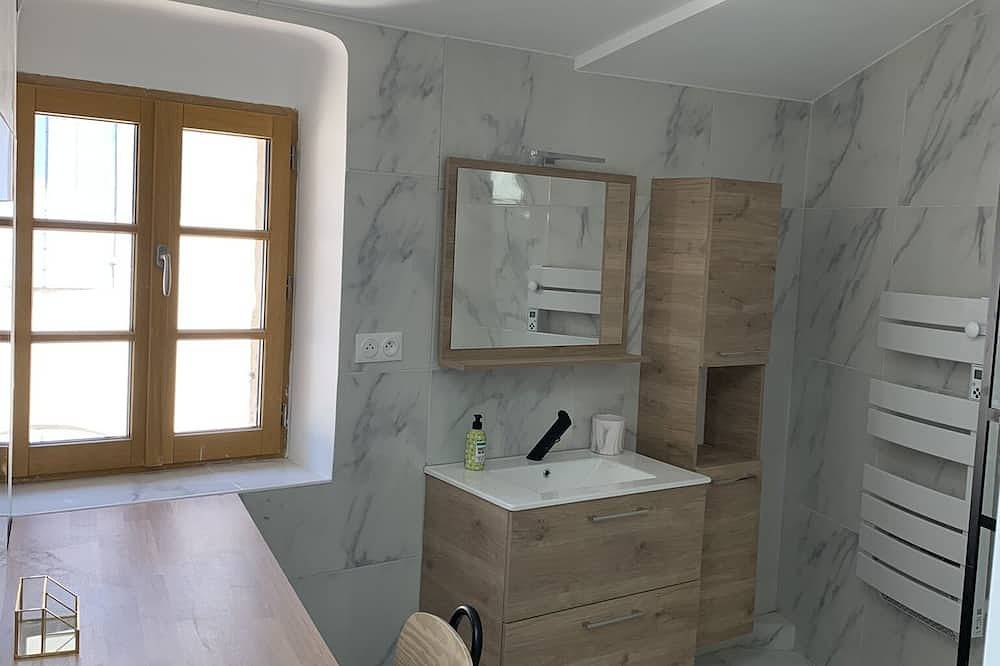 Entire apartment, Magnifique T2 Centre Pélissanne in Pélissanne, Aix-en-Provence region