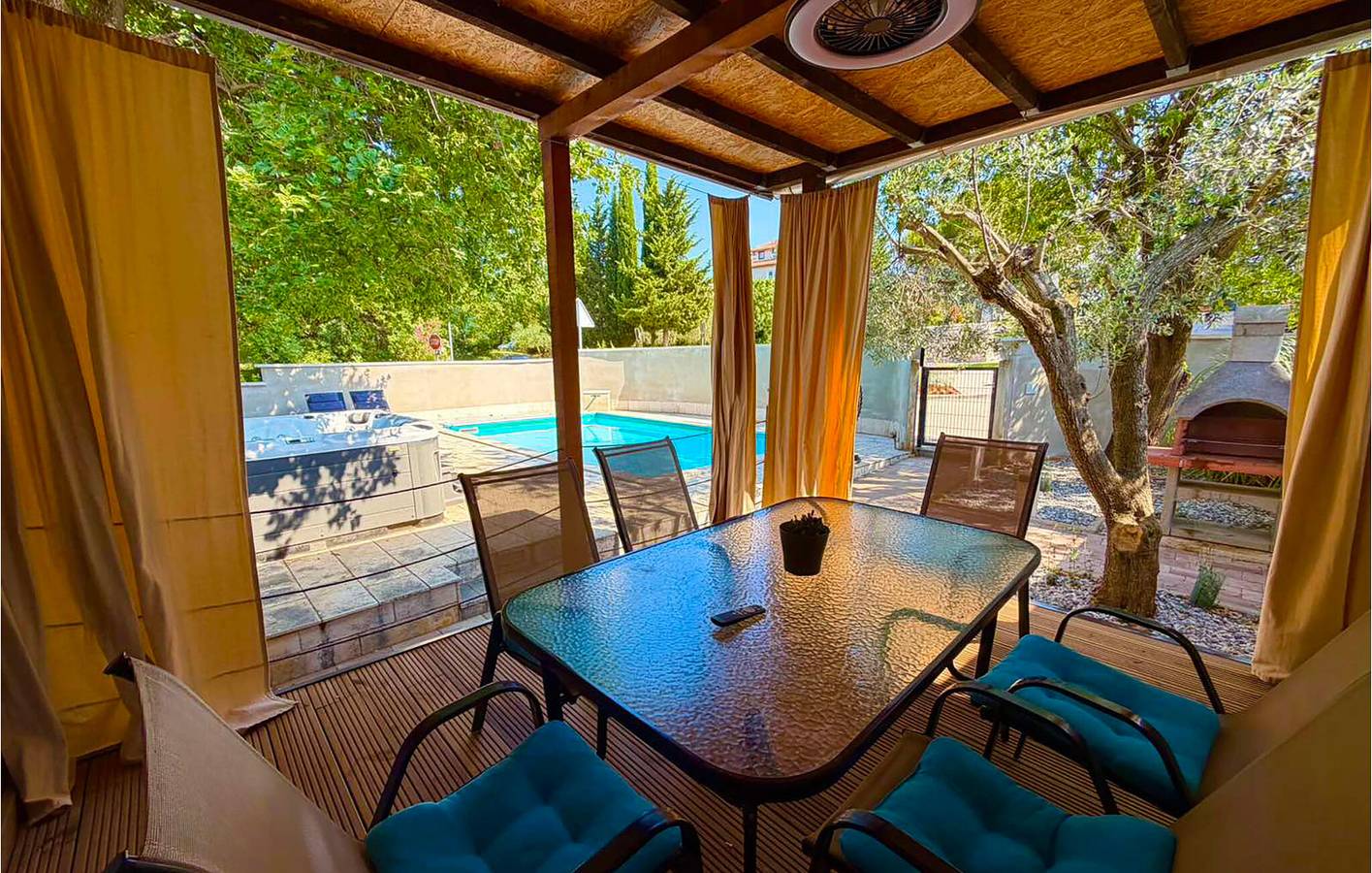 Geräumige 2-Zimmer-Wohnung mit Terrasse, WLAN und 2 km zum Strand in Vinkuran, Südküste Istrien