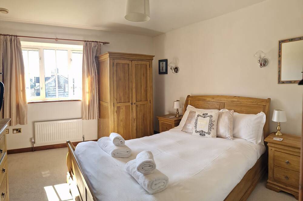 Spacious Family & Group Retreat | Sleeps 10 | Hot Tub & Games Room | Dorset in Dorset