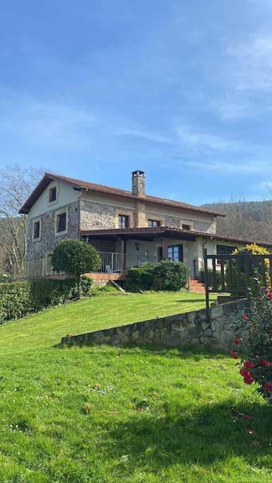 Casa de vacaciones para 10 personas, con jardín además de piscina y vistas en Cantabria