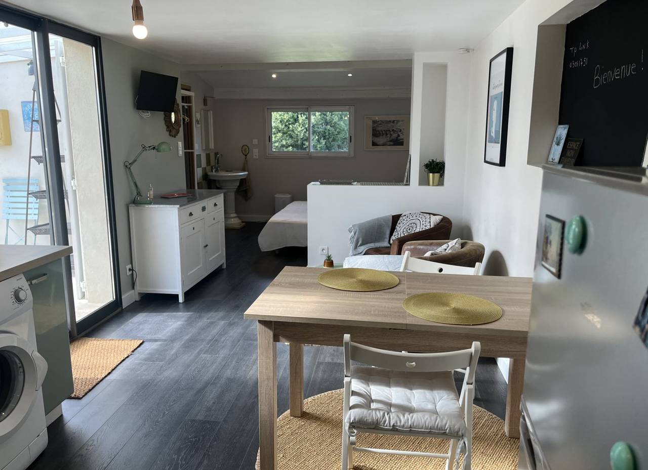 Studio entier, Studio Avignon, location saisonnière / grand jardin in Avignon, Vaucluse