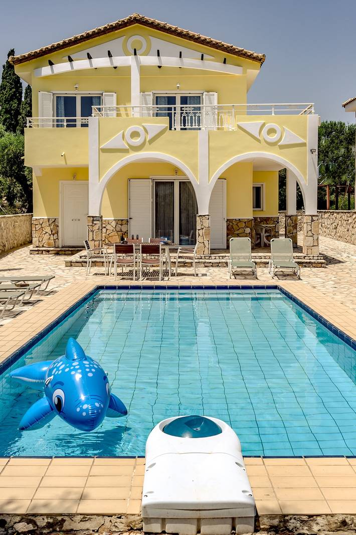 Villa for 4 people, with balcony and pool in Laganas