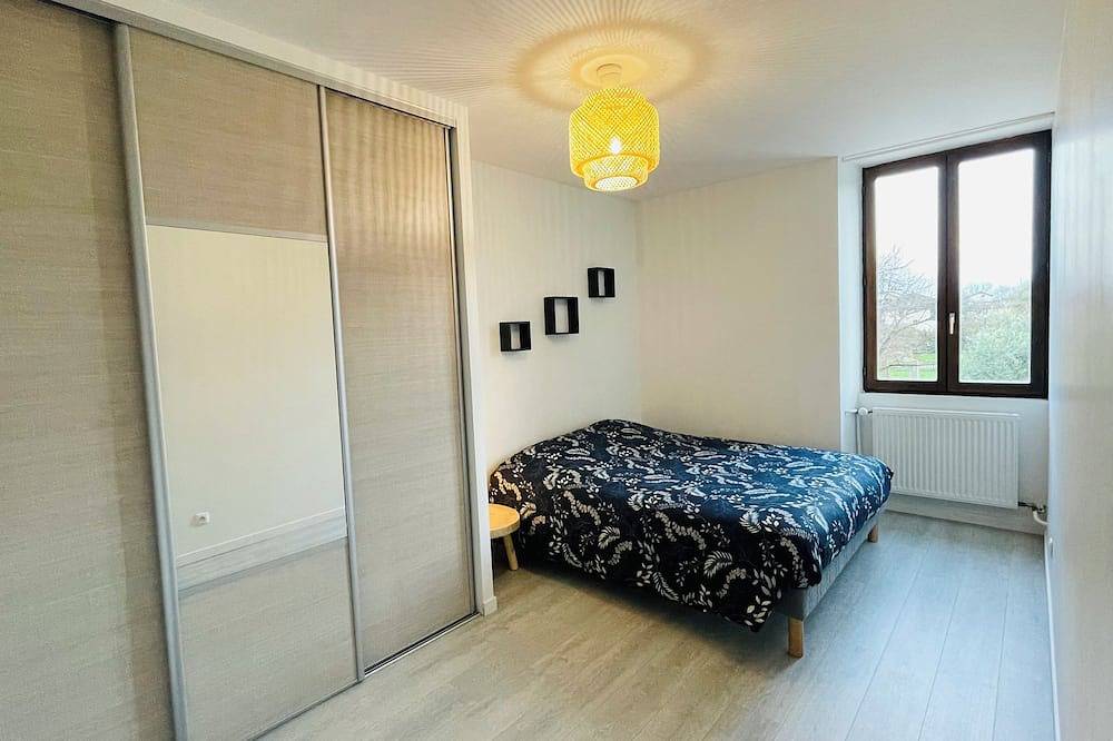Maison plaine Voreppe 8/10 personnes + spa jacuzzi en suppléments in Voreppe, Isère